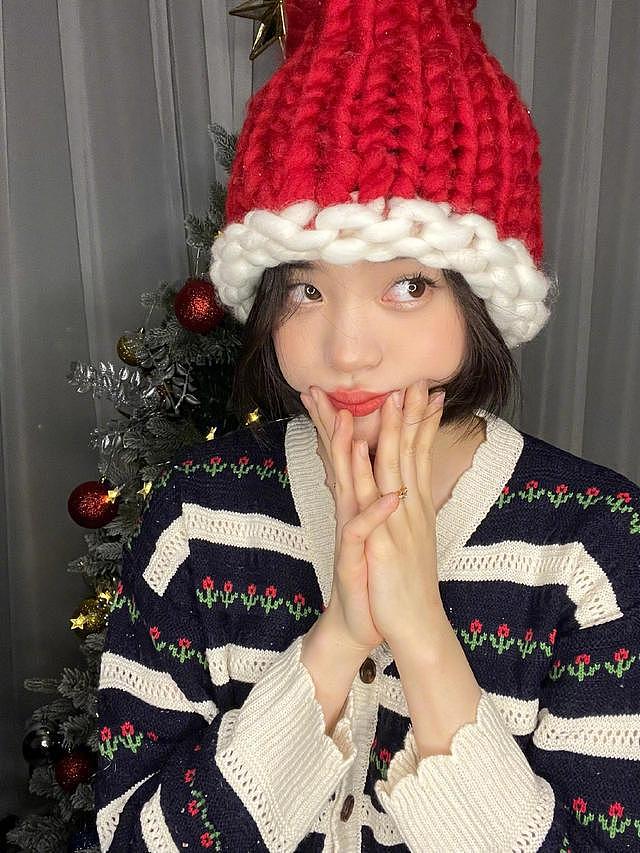 欧阳娜娜晒圣诞十八宫格连拍 戴红绿圣诞帽甜美可人 - 1