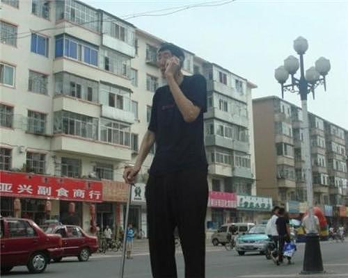 13年前，2.36米中国巨人不顾医生劝阻，执意生下一子，现状如何？ - 3