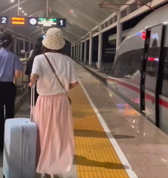 央视主持王冰冰坐高铁被偶遇，一身休闲独自推行李接地气 - 2