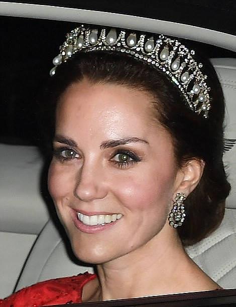 凯特王妃再戴珍珠泪皇冠，换条水晶纱裙更高级，这次美得闪耀全场 - 11