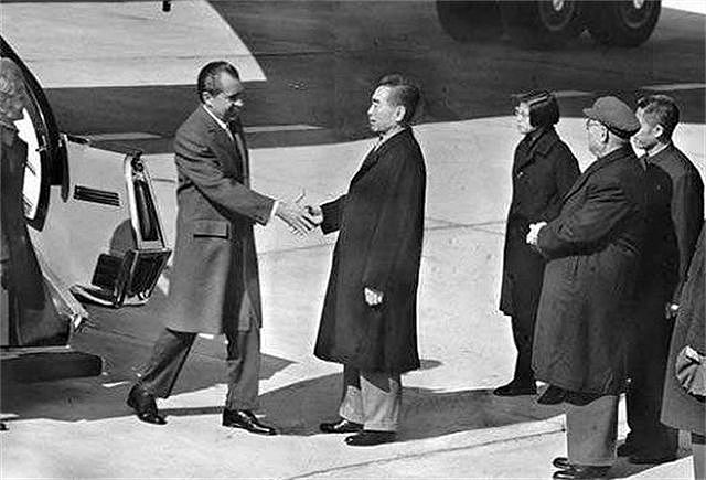 尼克松访华，看到“打倒美帝”标语，毛主席幽默回应，尼克松大笑 - 8