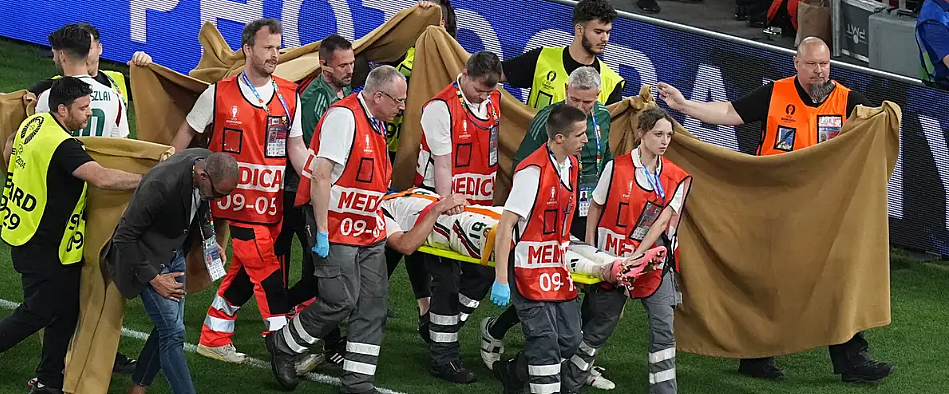 匈牙利球员重伤倒地，医疗组缘何慢慢悠悠散步进场惹得众怒？ - 9