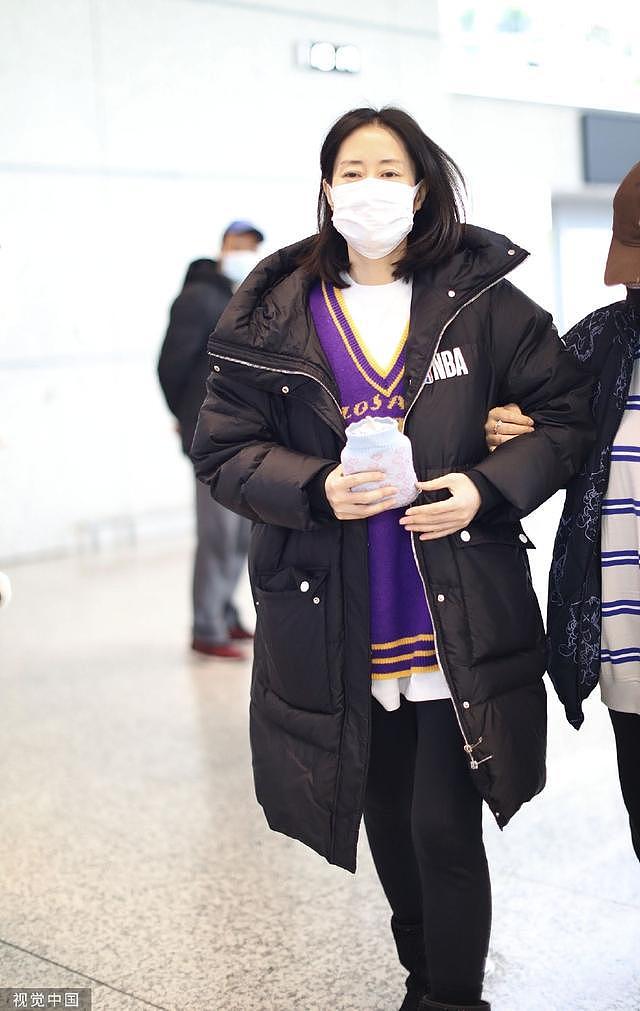 刘敏涛穿黑色羽绒服机场出行 搭配雪地靴低调休闲有气质 - 2