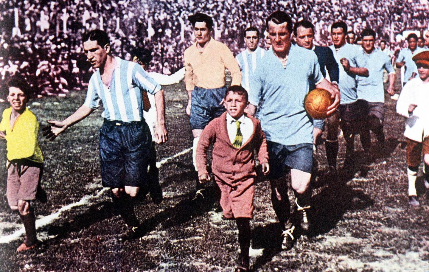 1930世界杯囧事：穿西装戴领带执法决赛的裁判，会诡异邪术 - 17