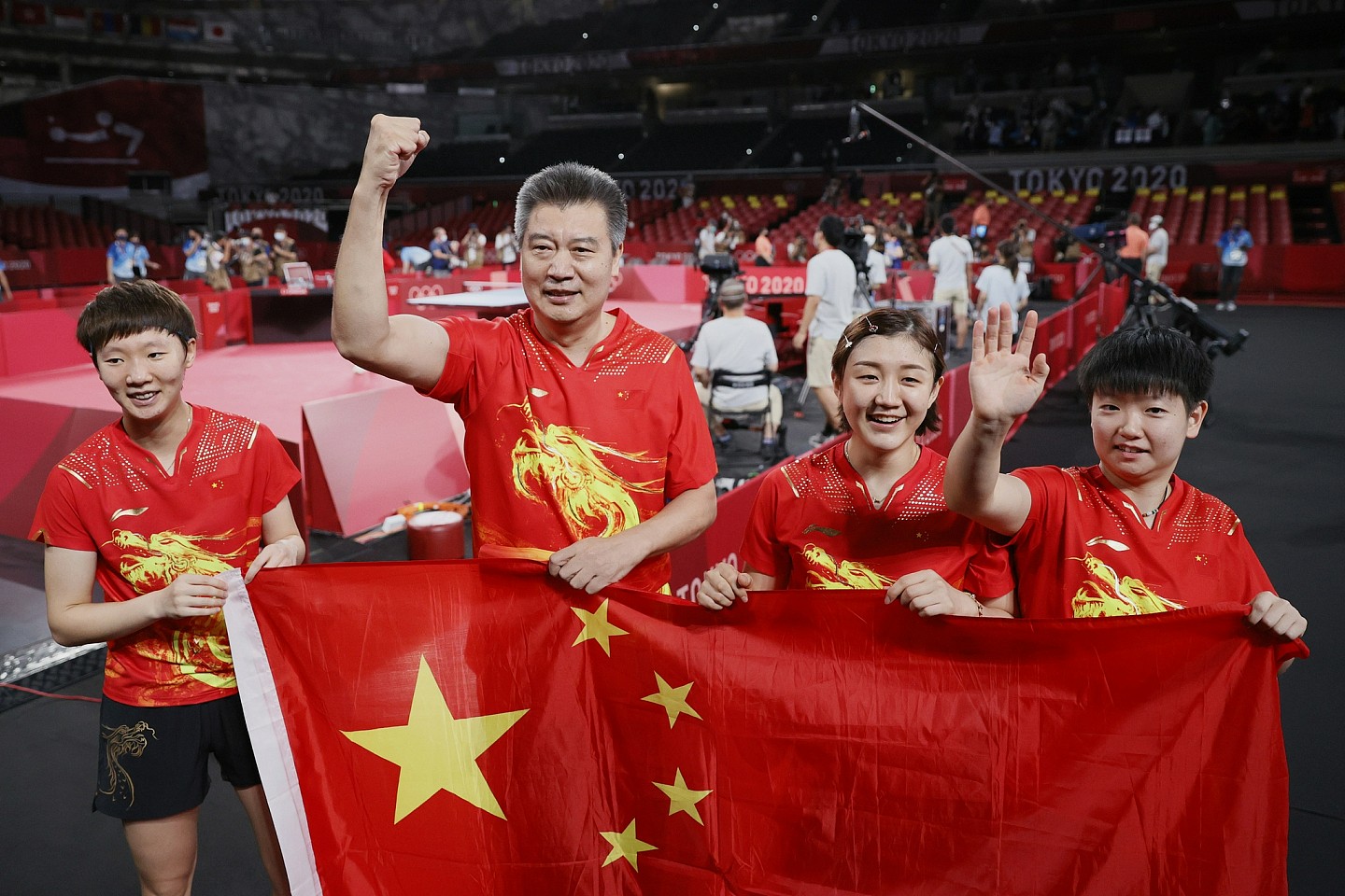 中国女乒队伍赛后庆祝 图自视觉中国