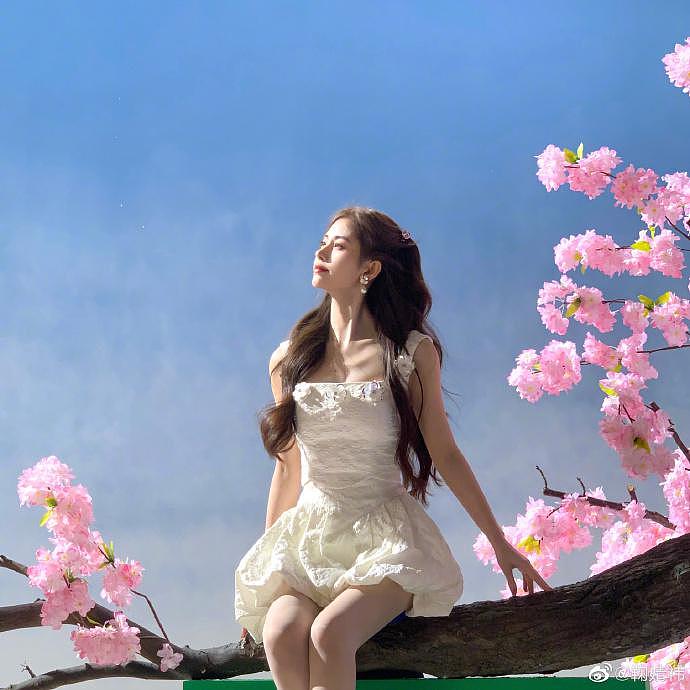 鞠婧祎新妆造来袭，身穿花朵白裙宛如精灵，春日氛围感拉满 - 1