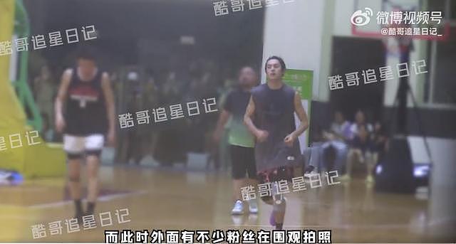 王鹤棣与好友打篮球 顺利进篮获粉丝欢呼 - 5