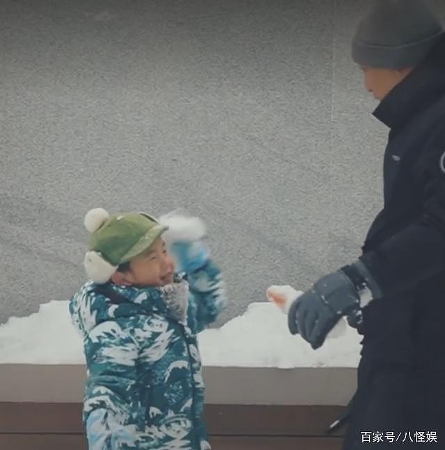 孙莉晒一家堆雪人，首公开 4 岁儿子正脸，黄磊陪儿子打雪仗好温馨 - 10