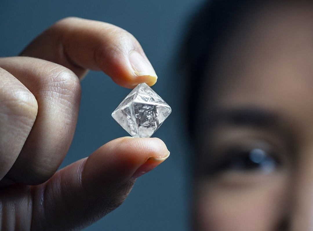 山东姑娘于1977年捡到特大钻石，足有158克拉，它是怎么形成的？ - 11