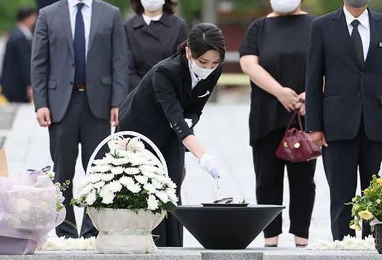 韩第一夫人独自给卢武铉扫墓，什么情况？ - 2