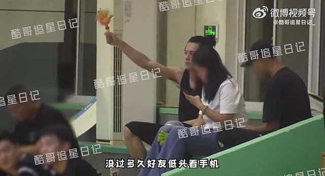 王鹤棣又被拍到打篮球 候场时双手举玩具为队友加油 - 3