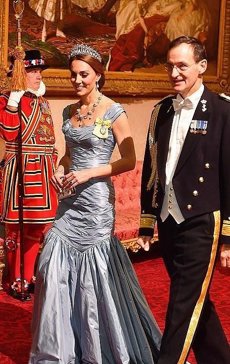凯特王妃再戴珍珠泪皇冠，换条水晶纱裙更高级，这次美得闪耀全场 - 9
