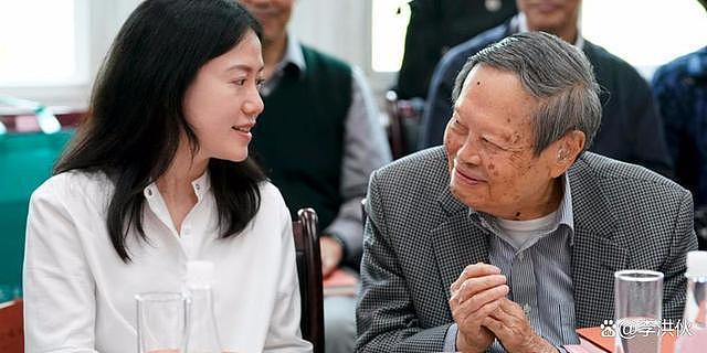 嫁给了爱情，翁帆牵手 102 岁杨振宁庆结婚 20 周年 - 7