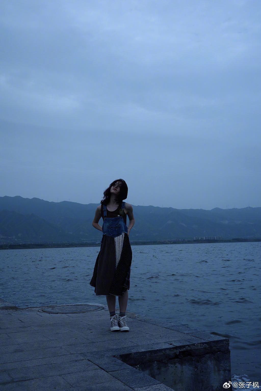 张子枫海边悠闲漫步 穿格纹裙尽显少女感 - 6