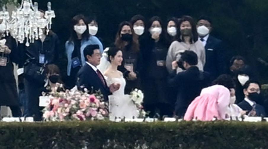 最强 CP 结婚！孙艺珍身穿 14 万仙牌婚纱，四套高奢礼服轮番换 - 1