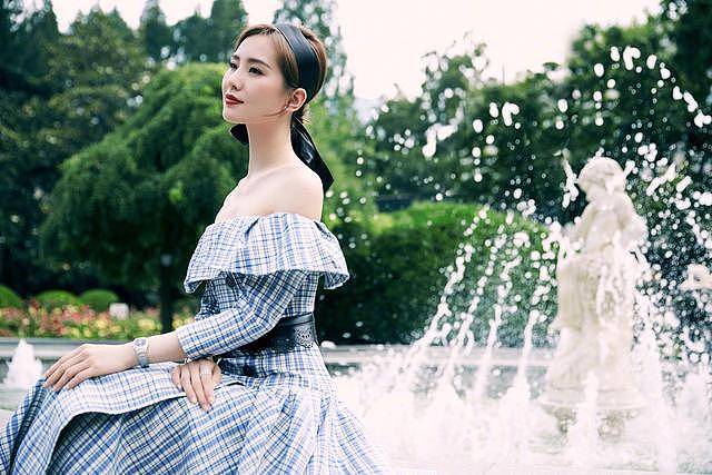“气质女王”刘诗诗，一身荷叶边格纹连衣裙造型，优雅感十足 - 6