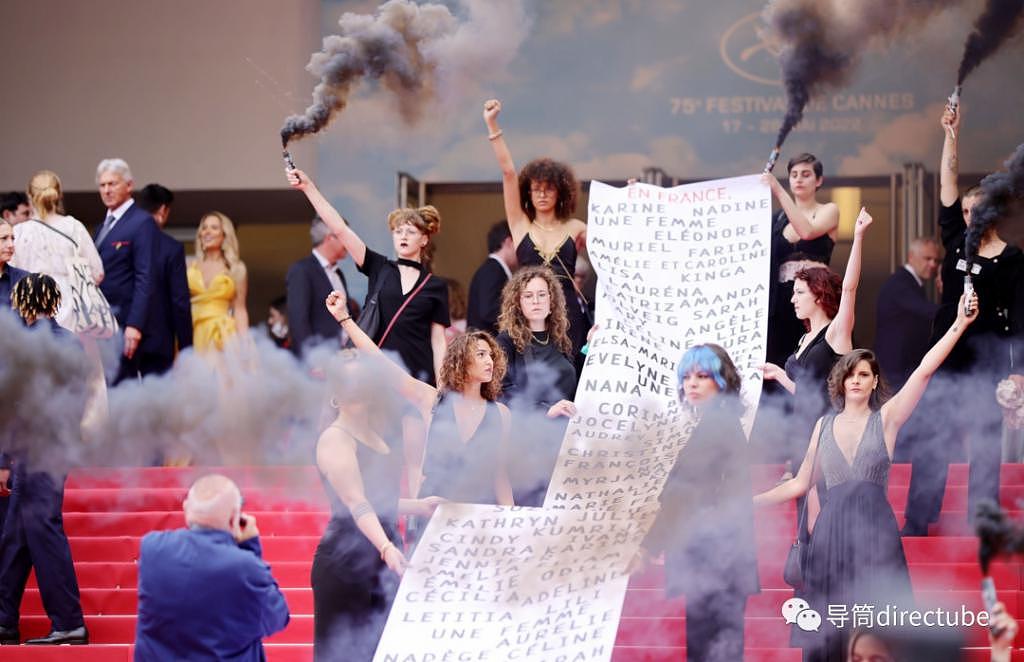 戛纳红毯突发抗议活动，反家暴横幅记录 129 位女性死者 - 2