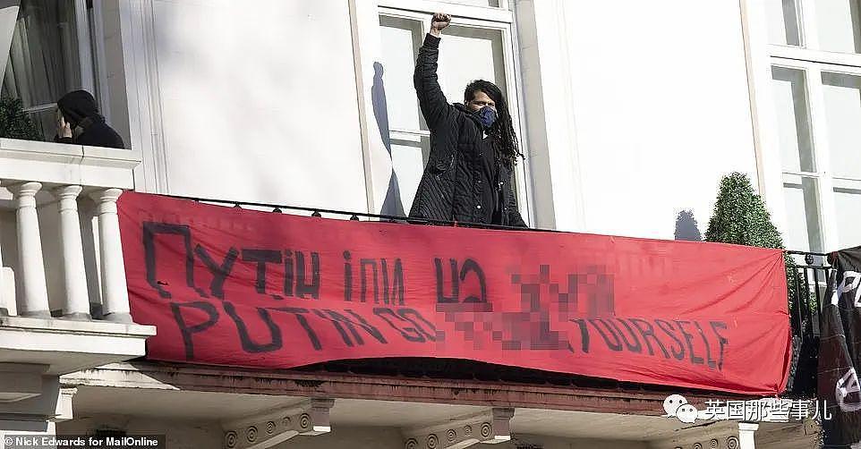 英国抗议者私闯占领寡头豪宅，宣布欢迎难民…伦敦市长：警察为啥要管？ 啊？ - 9