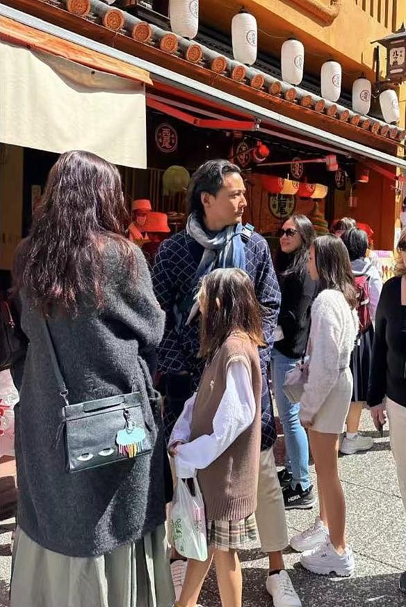 吴彦祖夫妇带娃逛街，10 岁女儿黄发抢镜，用塑料袋拎东西超接地气 - 6
