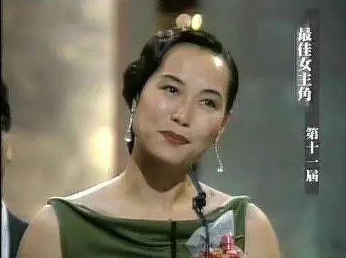 遭背叛 8 次，香港第一个双料影后，别忘了她的风情万种 - 17