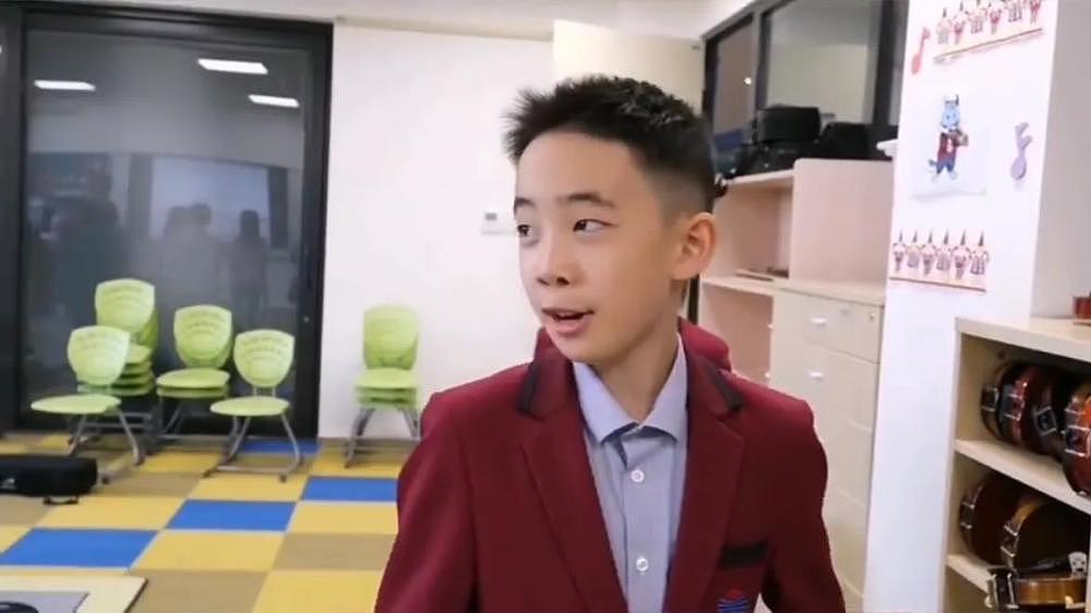 陈小春应采儿大儿子当校园向导，9 岁 Jasper 表现自信大方，超有范 - 4