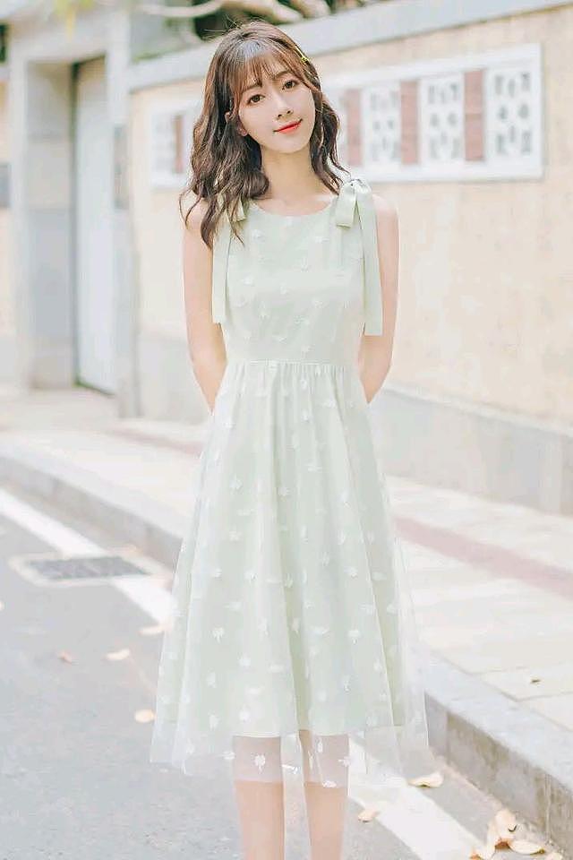 连衣裙颜色是豆沙绿色，白色的网纱，穿上就是小仙女一枚。 - 1
