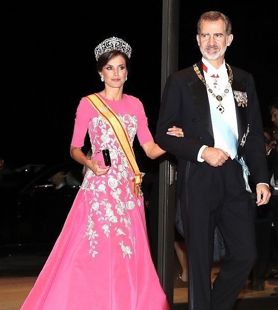西班牙王室3顶王冠：莱蒂齐亚自信耀眼，却不及公主婆婆温婉高贵 - 2