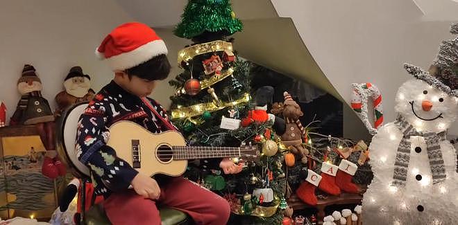 蔡国庆陪儿子过圣诞节，蔡轩正弹吉他唱英文歌 - 4