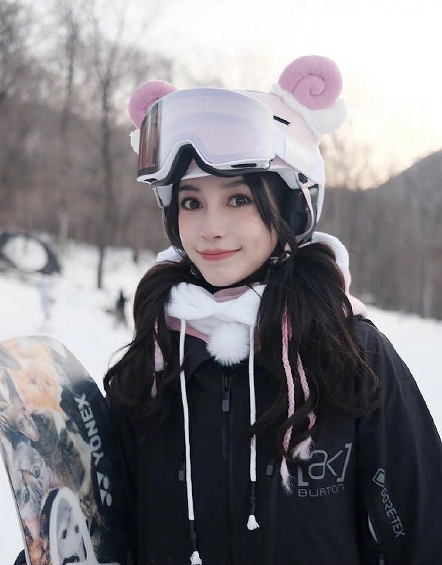 Angelababy 超滑路透曝光 粉色外套配小羊头盔十分可爱 - 4