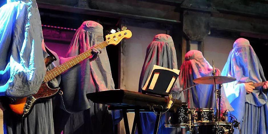 连塔利班都在通缉的女子乐队，全世界只有 10 个人知道她们的真实身份 - 12