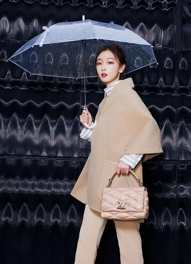 周冬雨出发巴黎时装周 棕色系穿搭撑雨伞惬意十足 - 1
