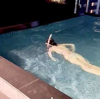 44 岁陈乔恩游泳获老公拍视频记录，穿泳衣身材丰腴 - 6