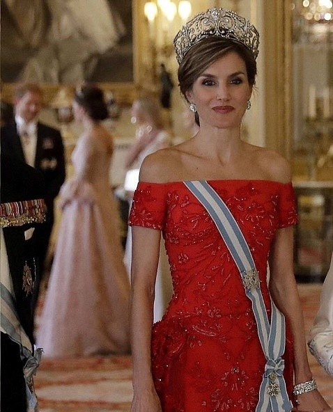 西班牙王室3顶王冠：莱蒂齐亚自信耀眼，却不及公主婆婆温婉高贵 - 3
