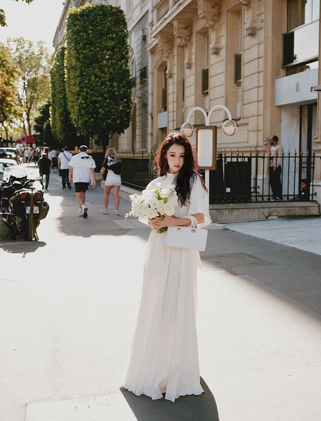 迪丽热巴巴黎时装周造型释出 纯白长裙烟熏妆优雅恬淡 - 3