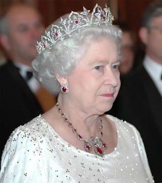 一岁一颗钻石：女王为母亲百岁寿辰庆生，100颗钻石的胸针表孝心 - 14