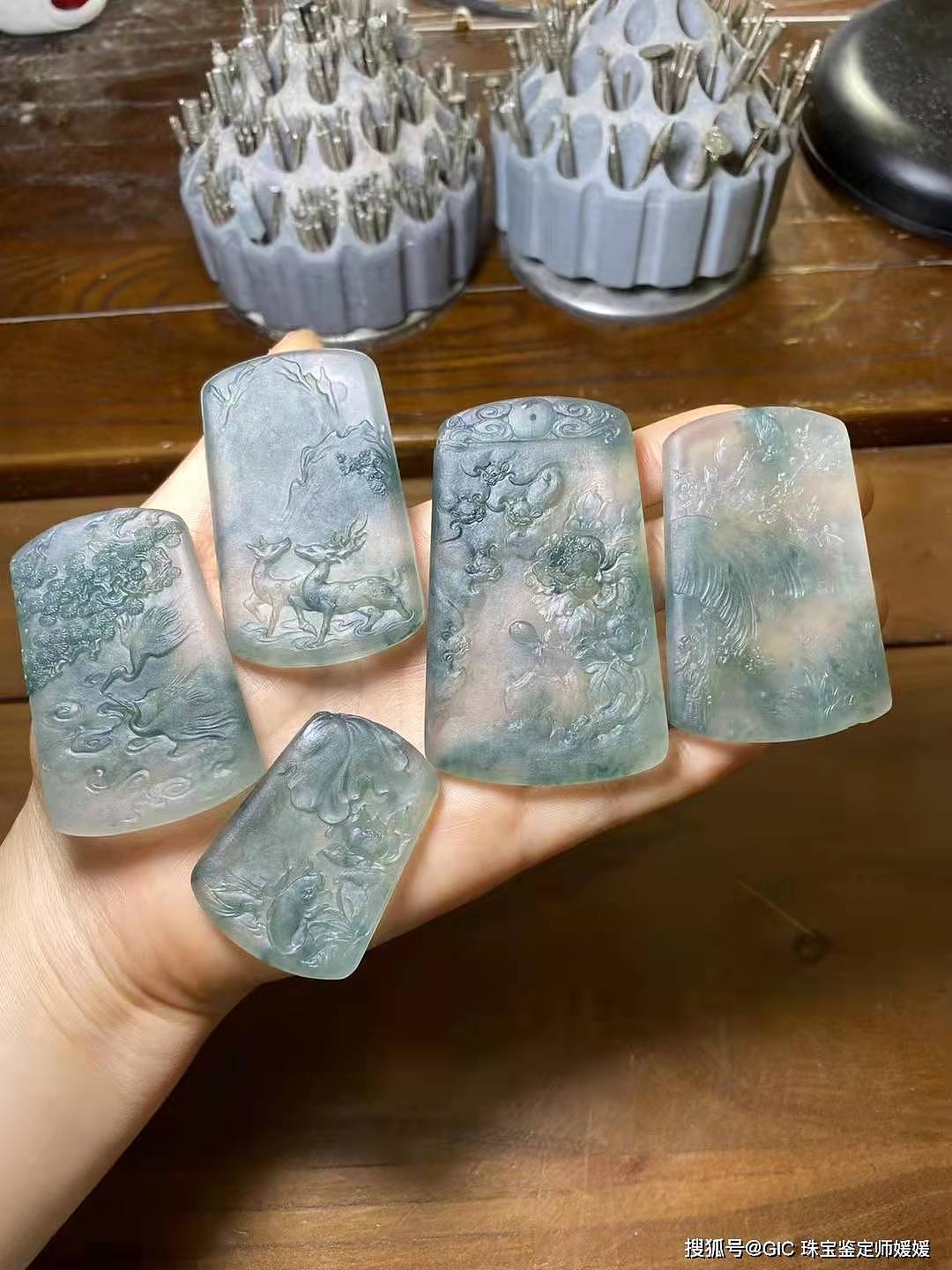 沉寂上亿年的翡翠原石，经过一番精细的淬炼，成就玻璃种翡翠作品 - 5