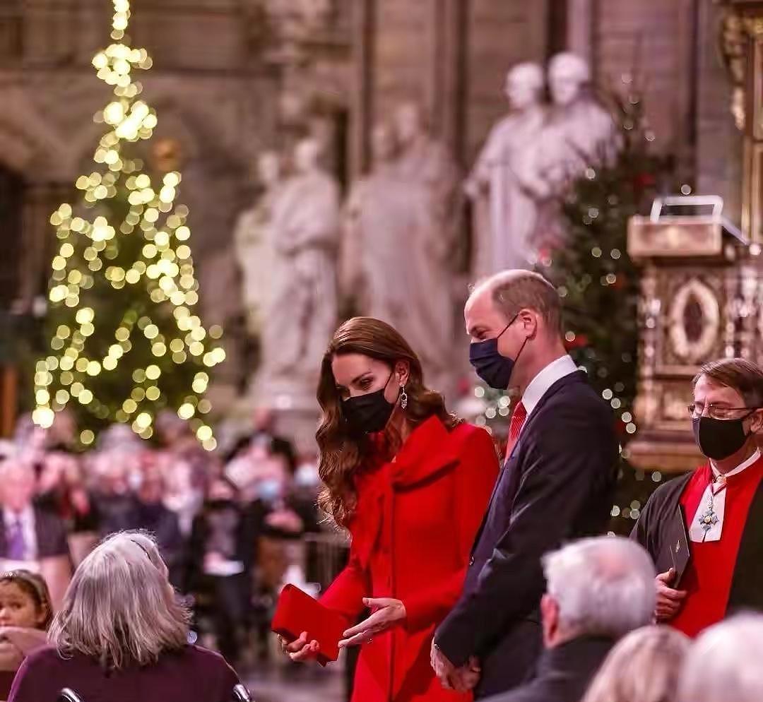英国王妃VS西班牙王后，王室“新年红”造型，到底谁最迷人？ - 1