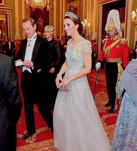 凯特王妃再戴珍珠泪皇冠，换条水晶纱裙更高级，这次美得闪耀全场 - 5