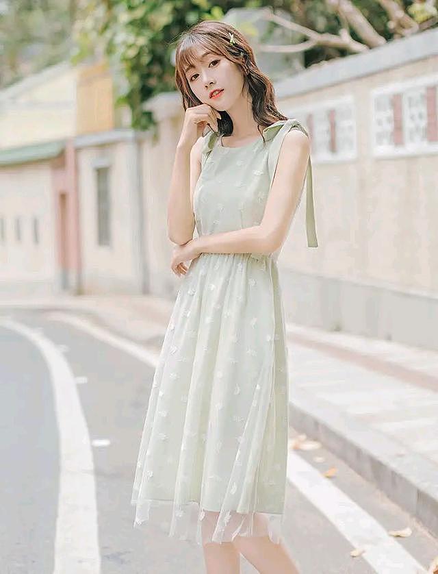 连衣裙颜色是豆沙绿色，白色的网纱，穿上就是小仙女一枚。 - 6