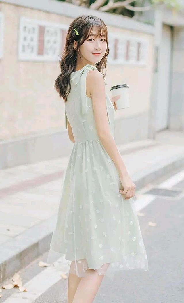 连衣裙颜色是豆沙绿色，白色的网纱，穿上就是小仙女一枚。 - 5
