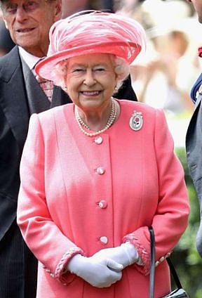 一岁一颗钻石：女王为母亲百岁寿辰庆生，100颗钻石的胸针表孝心 - 16