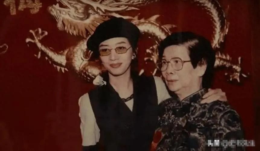 她是“香港的女儿”，曾和张国荣台上拥吻，离世后却被母亲压榨 - 34