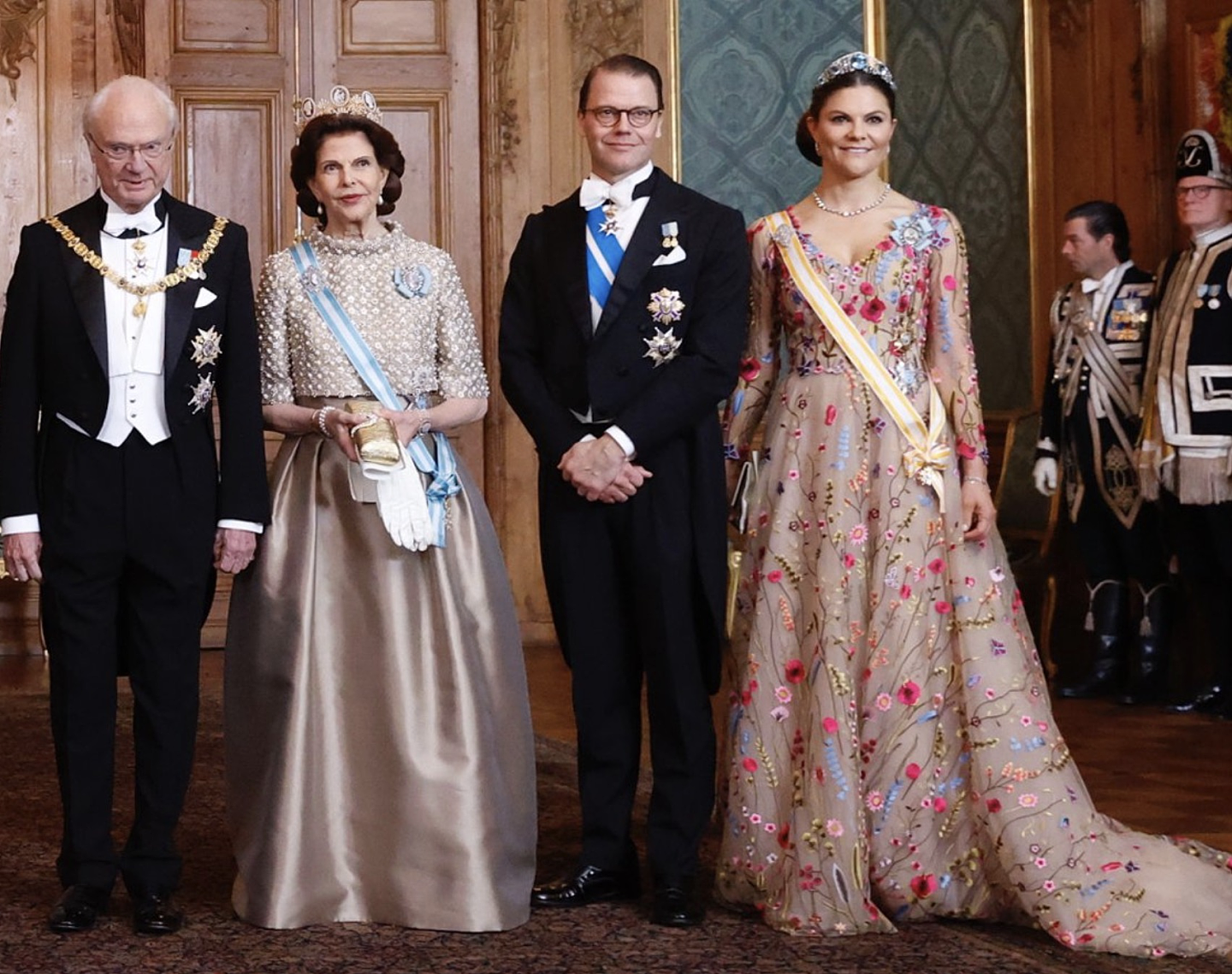 西班牙王后到访瑞典，穿H&M晚礼服，快消品牌也能穿出贵气！ - 10