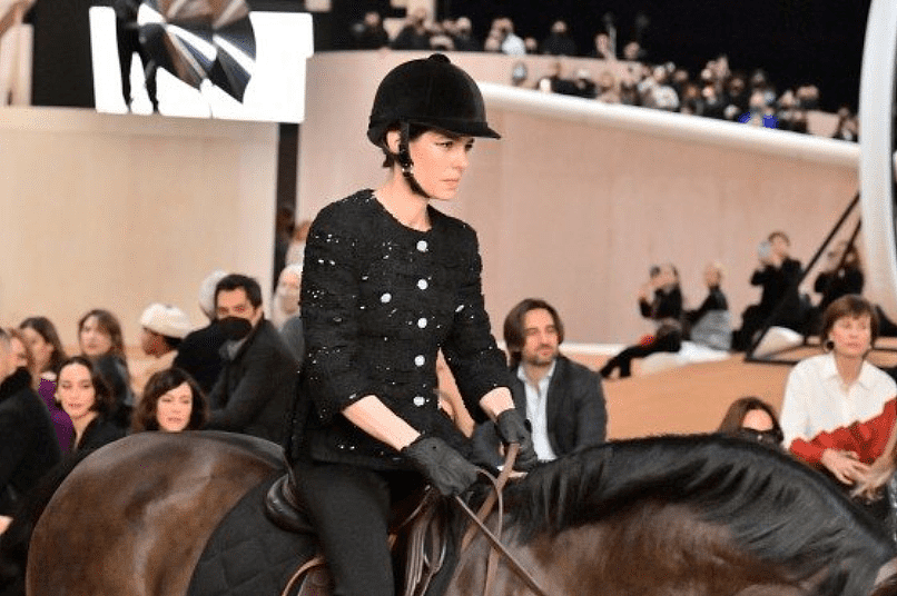 格蕾丝·凯利 的孙女在巴黎时装周上大放异彩骑着马 - 4