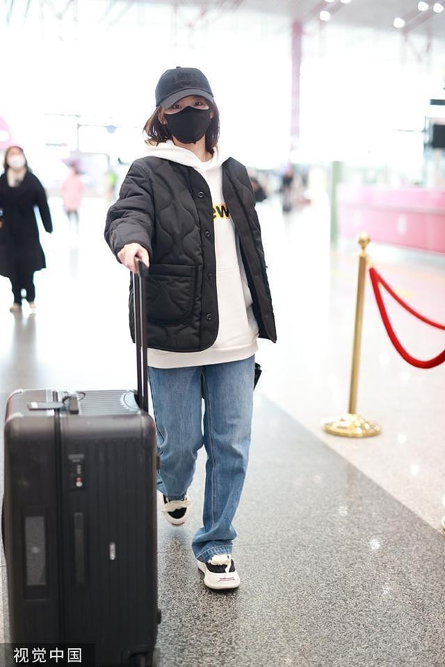张佳宁休闲造型现身机场 白色帽衫搭黑色外套活力随性 - 7