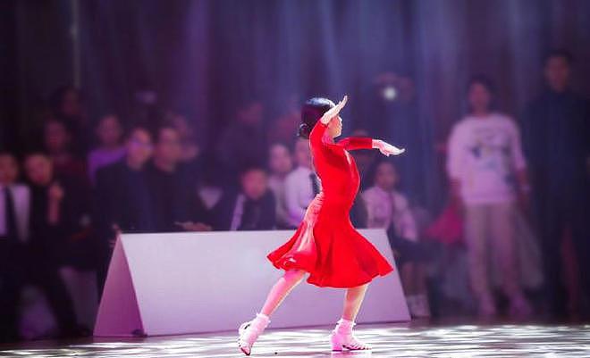 孙俪分享女儿跳拉丁舞照片 穿红色丝绒裙特别有样 - 1
