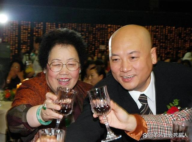 迟重瑞和陈丽华参加名人聚会靠边拍照，结婚多年地位依然卑微 - 8