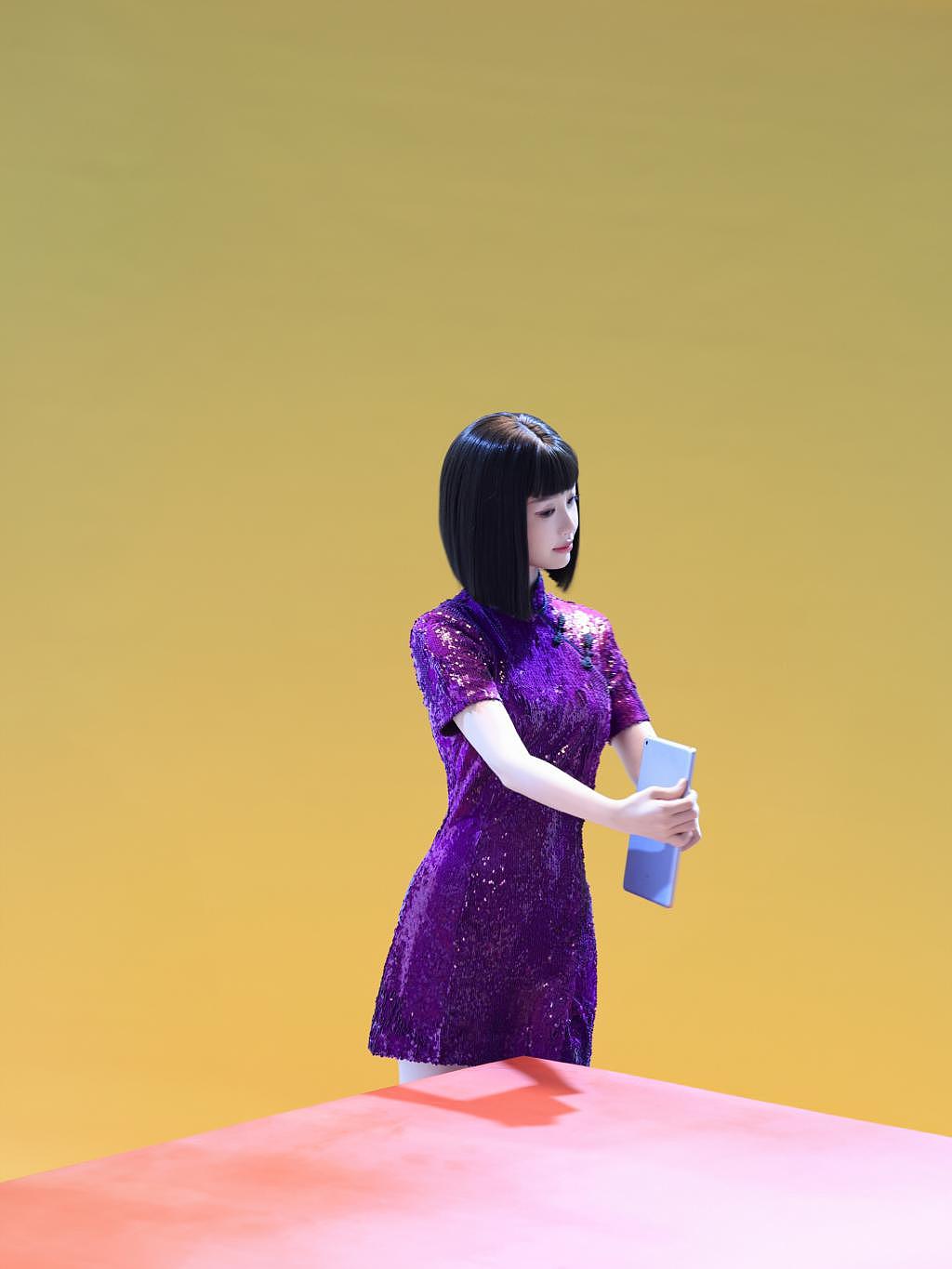 虞书欣穿紫色旗袍换短发 表情冷淡似机器人 - 6
