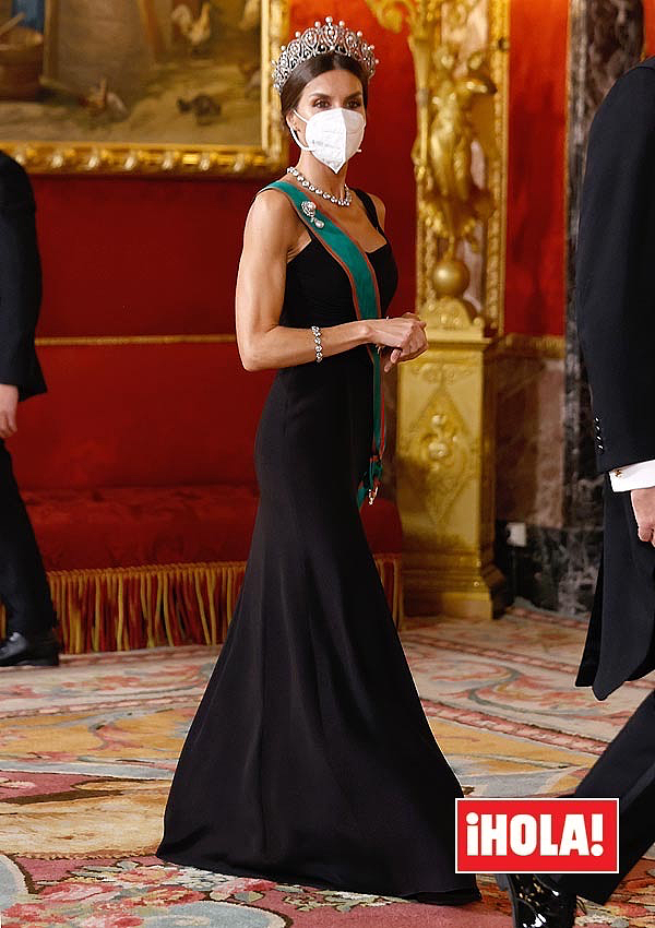 西班牙莱蒂齐亚王后佩戴华丽皇冠，出席晚宴，手臂肌肉线条超美 - 3