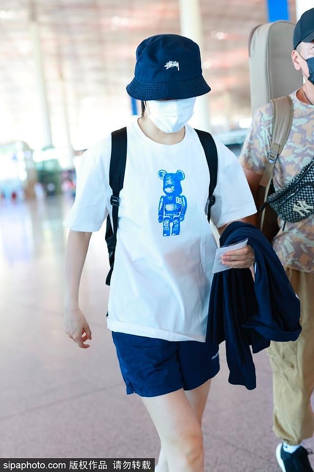 李宇春穿白色 T 恤现身机场 舒适惬意活力十足 - 3